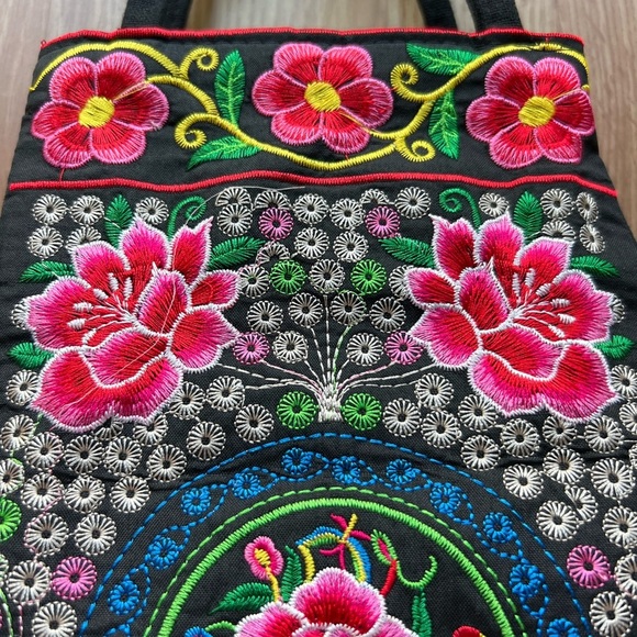 Small embroidered handbag - Picture 4 of 9